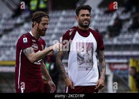 Torino avanti Antonio Sanabria (19) festeggia con il difensore torinese Cristian Ansaldi (15) dopo aver segnato il suo gol per renderlo 1-1 durante la Serie A Football Match n.31 TORINO - ROMA il 18 aprile 2021 allo Stadio Olimpico Grande Torino di Torino, Piemonte, Italia. Risultato finale: Torino-Roma 3-1. (Foto di Matteo Bottanelli/NurPhoto) Foto Stock