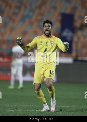 Il portiere Aly lottery di al Ahly SC gestures dopo aver salvato il pinalty durante la partita di lega egiziana tra al Ahly e Zamalek allo stadio del Cairo il 18 aprile 2021 al Cairo, Egitto. (Foto di Ahmed Awaad/NurPhoto) Foto Stock