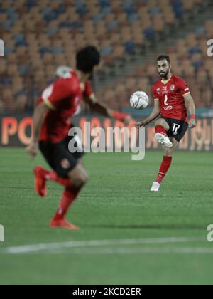 AMR El Solia di al Ahly basso la palla durante l'egypt League Match tra Zamalek e al Ahly allo stadio del Cairo il 18 aprile 2021 al Cairo, Egitto. (Foto di Ahmed Awaad/NurPhoto) Foto Stock