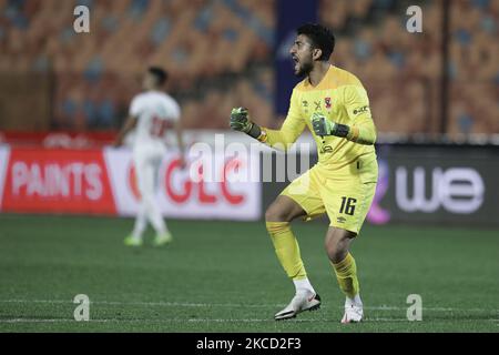 Il portiere Aly Lotfy di al Ahly SC festeggia dopo aver salvato la pinalty durante la partita della lega egiziana tra al Ahly e Zamalek allo stadio del Cairo il 18 aprile 2021 al Cairo, in Egitto. (Foto di Ahmed Awaad/NurPhoto) Foto Stock