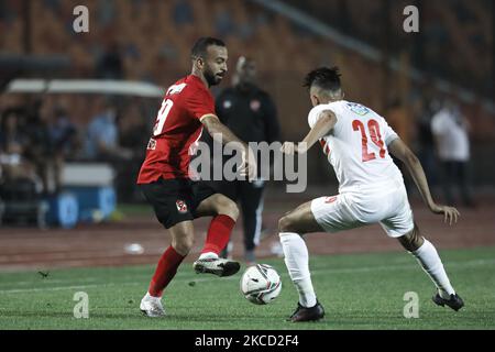 Ahmed Fatouh di Zamalek in azione contro Mohamed Maddy Afsha di al Ahly durante la partita della Lega d'egitto tra Zamalek e al Ahly allo stadio del Cairo il 18 aprile 2021 al Cairo, Egitto. (Foto di Ahmed Awaad/NurPhoto) Foto Stock