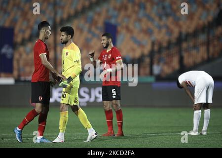 Il portiere Aly Lotfy di al Ahly SC gesta con i compagni di squadra durante il campionato egiziano Match tra al Ahly e Zamalek allo stadio del Cairo il 18 aprile 2021 al Cairo, Egitto. (Foto di Ahmed Awaad/NurPhoto) Foto Stock