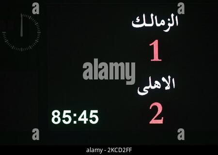 Il risultato della partita è stato mostrato dal tabellone durante la partita della Egypt League tra Zamalek e al Ahly allo stadio del Cairo il 18 aprile 2021 al Cairo, Egitto (Photo by Ahmed Awaad/NurPhoto) Foto Stock