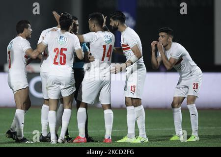Al zamalek i giocatori che parlano con il refere durante la partita di lega egiziana fra al Ahly e Zamalek allo stadio del Cairo il 18 aprile 2021 al Cairo, Egitto. (Foto di Ahmed Awaad/NurPhoto) Foto Stock