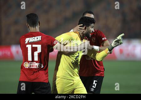 Il portiere Aly Lotfy di al Ahly SC gestures dopo aver salvato la pinalty durante la partita della lega egiziana tra al Ahly e Zamalek allo stadio del Cairo il 18 aprile 2021 al Cairo,Egypt.j (Photo by Ahmed Awaad/NurPhoto) Foto Stock