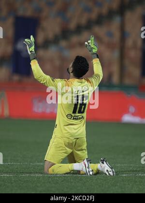 Il portiere Aly Lotfy di al Ahly SC festeggia dopo aver salvato la pinalty durante la partita della lega egiziana tra al Ahly e Zamalek allo stadio del Cairo il 18 aprile 2021 al Cairo, in Egitto. (Foto di Ahmed Awaad/NurPhoto) Foto Stock