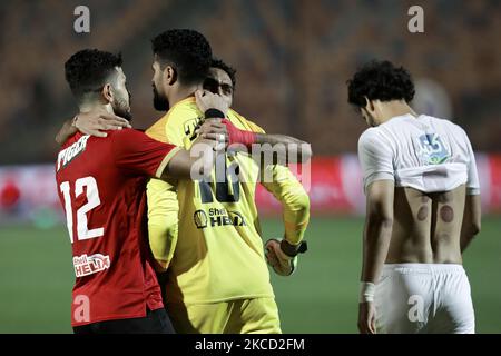 Il portiere Aly Lotfy di al Ahly SC gesta con i compagni di squadra durante il campionato egiziano Match tra al Ahly e Zamalek allo stadio del Cairo il 18 aprile 2021 al Cairo, Egitto (Photo by Ahmed Awaad/NurPhoto) Foto Stock