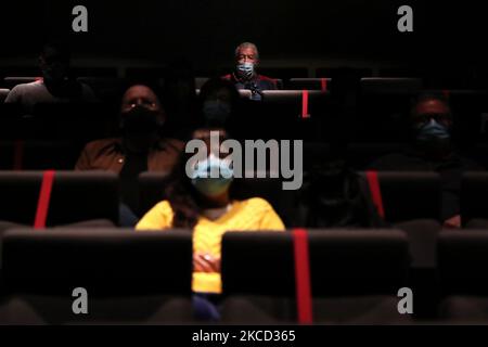 Le persone che indossano maschere facciali e mantengono la loro distanza sociale, guardano un film al riaperto Cinema IDEAL di Lisbona, Portogallo, il 19 aprile 2021. Il Portogallo inizia la terza fase dello sblocco del COVID-19 lunedì con la riapertura di scuole superiori, università, cinema, centri commerciali e aree interne di ristoranti riaperti nella stragrande maggioranza del Portogallo continentale, ma norme più severe rimarranno in vigore nei comuni dove i tassi di trasmissione rimangono elevati. (Foto di Pedro FiÃºza/NurPhoto) Foto Stock