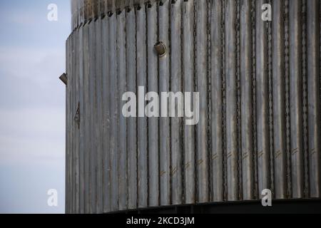 Un closeup estremo del serbatoio GSE 2 che è stato recentemente spostato nella Orbital Tank Farm dal sito di costruzione. Boca Chica, Texas il 19th aprile 2021. (Foto di Reginald Mathalone/NurPhoto) Foto Stock