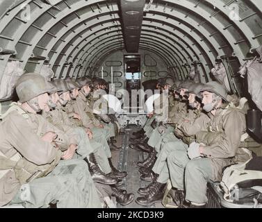 Stati Uniti i paracadutisti in attesa di ordini di saltare mentre oltre l'Inghilterra, circa 1942. Foto Stock