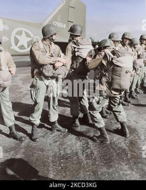 Stati Uniti i paracadutisti di ispezionare ogni altri' paracadute prima di decollare, circa 1942. Foto Stock