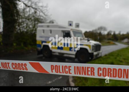 I veicoli PSNI bloccano una strada durante un'operazione di sicurezza che è in corso da lunedì sulla Ballyquin Road dopo che un dispositivo esplosivo vitale è stato trovato vicino alla casa, in una zona rurale vicino a Dungived. Martedì 20 aprile 2021 a Dungiven, Co Londonderry. Irlanda del Nord (foto di Artur Widak/NurPhoto) Foto Stock