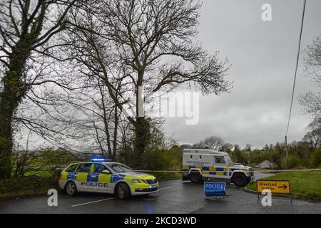 I veicoli PSNI bloccano la strada durante un allarme di sicurezza su Ballyquin Road il lunedì dopo che un dispositivo esplosivo vitale è stato trovato vicino alla casa in una zona rurale vicino a Dungived. Martedì 20 aprile 2021 a Dungiven, Co Londonderry. Irlanda del Nord. (Foto di Artur Widak/NurPhoto) Foto Stock