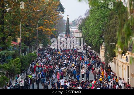 Il devoto nepalese tira il carro di Seto Machindranath a Kathmandu, Nepal martedì 20 aprile 2021. (Foto di Rojan Shrestha/NurPhoto) Foto Stock