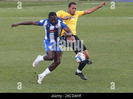 L-R Colchester Uniteds Frank Nuble (in prestito da Plymouth Argyle) e Shaun Hobson di Southend United durante la Lega due tra Colchester United e Southend United al Colchester Community Stadium , Colchester, Regno Unito il 20th aprile 2020 (Photo by Action Foto Sport/NurPhoto) Foto Stock