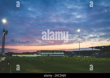 Una vista generale del tramonto su Holker Street durante la partita della Sky Bet League 2 tra Barrow e Port vale a Holker Street, Barrow-in-Furness martedì 20th aprile 2021. (Foto di Mark Fletcher/MI News/NurPhoto) Foto Stock