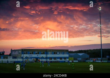 Una vista generale del tramonto su Holker Street durante la partita della Sky Bet League 2 tra Barrow e Port vale a Holker Street, Barrow-in-Furness martedì 20th aprile 2021. (Foto di Mark Fletcher/MI News/NurPhoto) Foto Stock