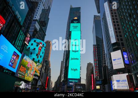 Nel suo primo acquisto da parte dei media nel famoso Times Square di New York, Weedmaps ha assunto oggi il controllo dell’area pesantemente trafficata per celebrare il 4/20, congratularsi con lo stato per aver legalizzato l’erbaccia ricreativa e per aver fatto il caso contro l’incarcerazione del possesso di cannabis. (Foto di John Nacion/NurPhoto) Foto Stock