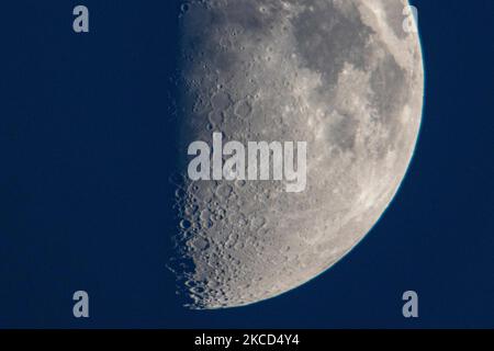 Immagini ravvicinate durante la sera, della luna con una chiara visione della superficie e dei crateri nella fase di ceretta Gibbous secondo il Calendario Lunare. La luna è il più grande satellite naturale del sistema solare, che orbita attorno alla Terra senza alcuna atmosfera o campo magnetico. Eindhoven, Paesi Bassi il 20 aprile 2021 (Foto di Nicolas Economou/NurPhoto) Foto Stock