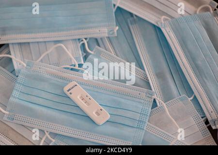 Covid-19 Test rapido che mostra risultati positivi come visto su maschere mediche. SARS-COV-2 Antigen Rapid Test è un test automatico venduto nei supermercati dei Paesi Bassi e in Europa, utilizzando un tampone nasale e una cassetta di prova. Il kit di test è utile per rilevare rapidamente il Coronavirus e contribuire a ridurre la diffusione della pandemia, ampiamente utilizzato nelle scuole, negozi ecc prima di entrare. Eindhoven, Paesi Bassi il 21 aprile 2021 (Foto di Nicolas Economou/NurPhoto) Foto Stock