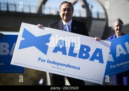 L'ex primo ministro scozzese e leader del partito Alba Alex Salmond lancia la sua campagna per la Scozia centrale in vista delle elezioni scozzesi visitando la ruota di Falkirk il 21 aprile 2021 a Falkirk, in Scozia. Il partito Alba, formato di recente, ha lanciato una campagna per una 'supermaggioranza? Dell'indipendenza scozzese, che essi sostengono, consentirà loro di negoziare con il governo di Westminster per un altro referendum sull'indipendenza in Scozia. (Foto di Ewan Bootman/NurPhoto) Foto Stock