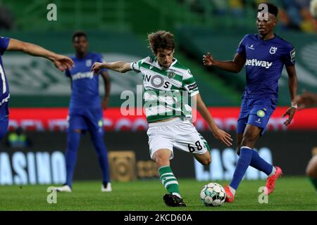 Daniel Braganca di Sporting CP in azione durante la partita di calcio della Lega Portoghese tra Sporting CP e Belenenses SAD allo stadio Jose Alvalade di Lisbona, Portogallo, il 21 aprile 2021. (Foto di Pedro Fiúza/NurPhoto) Foto Stock