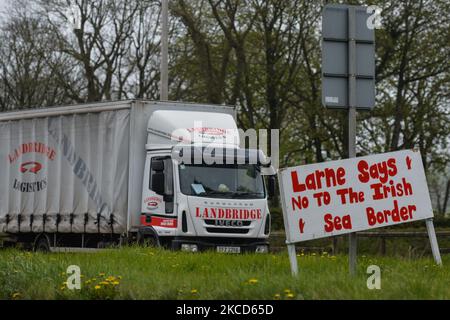 Un camion che passa accanto a un cartello 'Larne dice No al confine del Mare d'Irlanda' visto all'ingresso di Larne. Martedì 20 aprile 2021, a Larne, County Antrim, Irlanda del Nord (foto di Artur Widak/NurPhoto) Foto Stock