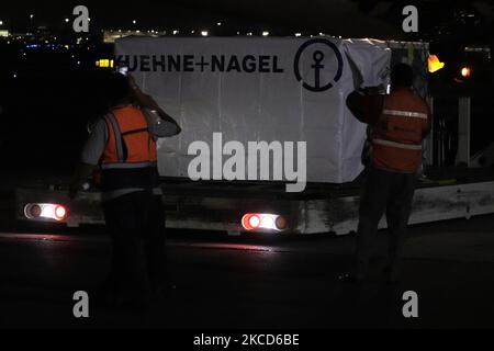 Lavoratori all'aeroporto internazionale di Città del Messico durante lo sbarco di un aereo che trasporta 1,75,200,000 dosi di vaccini AstraZeneca COVID-19 da Amsterdam, la prima spedizione che sarà effettuata attraverso l'accordo multilaterale COVAX, il Fondo globale di accesso per i vaccini COVID-19. (Foto di Gerardo Vieyra/NurPhoto) Foto Stock