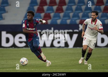 Il difensore del Levante Mickael Ramon Malsa (L) e Jesus Joaquin Fernandez Saenz de la Torre, Suso, del Sevilla FC durante la partita spagnola della Liga tra il Levante UD e il Sevilla FC allo stadio Ciutat de Valencia il 21 aprile 2021. (Foto di Jose Miguel Fernandez/NurPhoto) Foto Stock