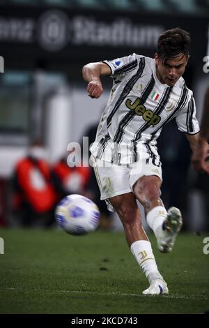 Juventus forward Paulo Dybala (10) calcia il pallone da un calcio di punizione durante la Serie A Football Match n.32 JUVENTUS - PARMA il 21 aprile 2021 allo Stadio Allianz di Torino, Piemonte, Italia. Risultato finale: Juventus-Parma 3-1. Gli stadi sportivi in tutta Italia restano soggetti a rigorose restrizioni a causa del Coronavirus Pandemic, in quanto le leggi governative di allontanamento sociale vietano ai fan di entrare nei locali, con conseguente gioco a porte chiuse. (Foto di Matteo Bottanelli/NurPhoto) Foto Stock