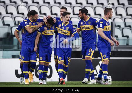 Il centrocampista parmense Gaston Brugman (15) festeggia con i suoi compagni di squadra dopo aver segnato il suo gol per renderlo 0-1 durante la Serie A Football Match n.32 JUVENTUS - PARMA il 21 aprile 2021 presso lo Stadio Allianz di Torino, Piemonte, Italia. Risultato finale: Juventus-Parma 3-1. Gli stadi sportivi in tutta Italia restano soggetti a rigorose restrizioni a causa del Coronavirus Pandemic, in quanto le leggi governative di allontanamento sociale vietano ai fan di entrare nei locali, con conseguente gioco a porte chiuse. (Foto di Matteo Bottanelli/NurPhoto) Foto Stock