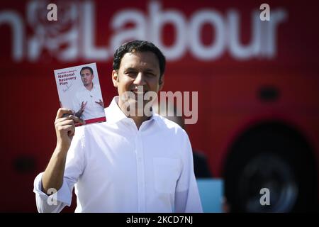 Il leader del lavoro scozzese Anas Sarwar lancia il manifesto elettorale del lavoro scozzese durante un evento elettorale tenutosi a Custom House Quay il 22 aprile 2021 a Greenock, in Scozia. Il loro manifesto contiene i programmi per offrire l'assistenza all'infanzia acquistabile ad ogni bambino per fino a 50 ore ogni settimana. (Foto di Ewan Bootman/NurPhoto) Foto Stock