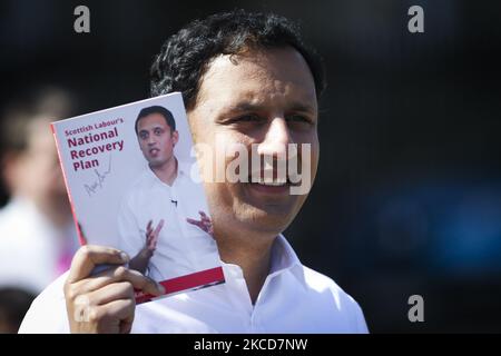 Il leader del lavoro scozzese Anas Sarwar lancia il manifesto elettorale del lavoro scozzese durante un evento elettorale tenutosi a Custom House Quay il 22 aprile 2021 a Greenock, in Scozia. Il loro manifesto contiene i programmi per offrire l'assistenza all'infanzia acquistabile ad ogni bambino per fino a 50 ore ogni settimana. (Foto di Ewan Bootman/NurPhoto) Foto Stock