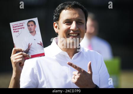 Il leader del lavoro scozzese Anas Sarwar lancia il manifesto elettorale del lavoro scozzese durante un evento elettorale tenutosi a Custom House Quay il 22 aprile 2021 a Greenock, in Scozia. Il loro manifesto contiene i programmi per offrire l'assistenza all'infanzia acquistabile ad ogni bambino per fino a 50 ore ogni settimana. (Foto di Ewan Bootman/NurPhoto) Foto Stock