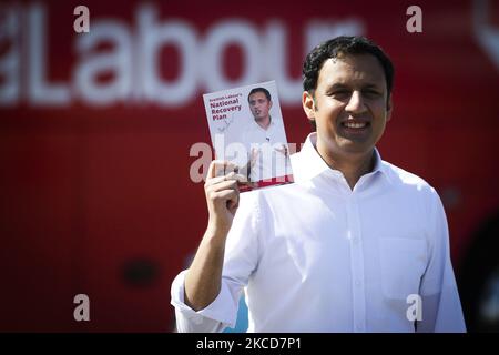 Il leader del lavoro scozzese Anas Sarwar lancia il manifesto elettorale del lavoro scozzese durante un evento elettorale tenutosi a Custom House Quay il 22 aprile 2021 a Greenock, in Scozia. Il loro manifesto contiene i programmi per offrire l'assistenza all'infanzia acquistabile ad ogni bambino per fino a 50 ore ogni settimana. (Foto di Ewan Bootman/NurPhoto) Foto Stock