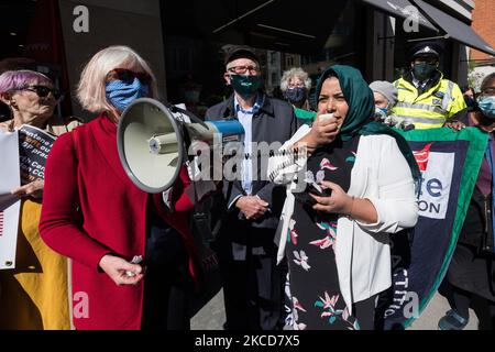 LONDRA, REGNO UNITO - 22 APRILE 2021: (L-R) Presidente dei Medici in Unite Dr Jackie Applebee, ex leader laburista e deputato di Islington North, Jeremy Corbyn e Apsana Begum, Il deputato del Partito laburista per Poplar e Limehouse partecipa a una protesta contro le pratiche di GP subite dalla società di assicurazione sanitaria americana Centene Corporation al di fuori della sede centrale di Operose, filiale britannica di Centene, Che ha recentemente acquisito ALLA Medics istituita da sei NHS GPS che ha gestito 37 pratiche GP in tutta Londra, il 22 aprile 2021 a Londra, Inghilterra. (Foto di Wiktor Szymanowicz/NurPhoto) Foto Stock