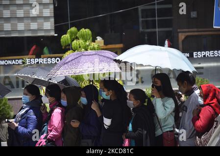 Le persone nepalesi che si allinea per ottenere la prima dose di vaccino cinese 'vero Cell' Covid-19 presso l'Alka Hospital di Lalitpur, Nepal Giovedi, 22 aprile 2021. (Foto di Narayan Maharjan/NurPhoto) Foto Stock