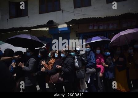 Le persone nepalesi che si allinea per ottenere la prima dose di vaccino cinese 'vero Cell' Covid-19 presso l'Alka Hospital di Lalitpur, Nepal Giovedi, 22 aprile 2021. (Foto di Narayan Maharjan/NurPhoto) Foto Stock