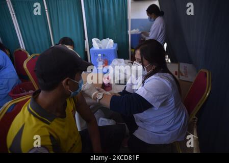 I nepalesi ottengono la prima dose di vaccino cinese 'vero Cell' Covid-19 all'Alka Hospital di Lalitpur, Nepal giovedì 22 aprile 2021. (Foto di Narayan Maharjan/NurPhoto) Foto Stock