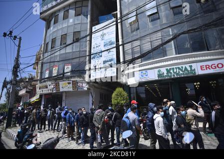 Le persone nepalesi che si allinea per ottenere la prima dose di vaccino cinese 'vero Cell' Covid-19 presso l'Alka Hospital di Lalitpur, Nepal Giovedi, 22 aprile 2021. (Foto di Narayan Maharjan/NurPhoto) Foto Stock