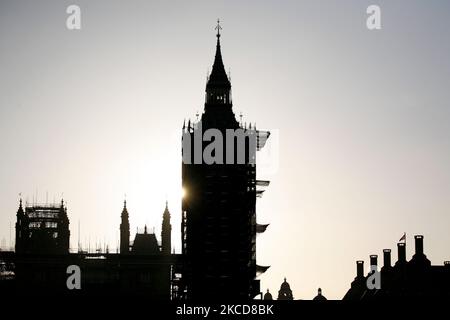 Il sole tramonta dietro la Torre Elisabetta delle Houses of Parliament, comunemente conosciuta come Big ben, alla fine di una giornata di bel tempo primaverile a Londra, in Inghilterra, il 22 aprile 2021. (Foto di David Cliff/NurPhoto) Foto Stock