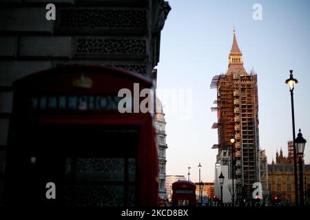 La luce del sole serale si illumina sulla Torre Elisabetta delle Houses of Parliament, comunemente conosciuta come Big ben, alla fine di una giornata di bel tempo primaverile a Londra, in Inghilterra, il 22 aprile 2021. (Foto di David Cliff/NurPhoto) Foto Stock