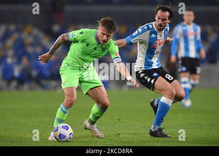 Ciro immobile della SS Lazio compete per la palla con Fabian Ruiz della SSC Napoli durante la Serie A match tra SSC Napoli e SS Lazio allo Stadio Diego Armando Maradona Napoli Italia il 22 aprile 2021. (Foto di Franco Romano/NurPhoto) Foto Stock