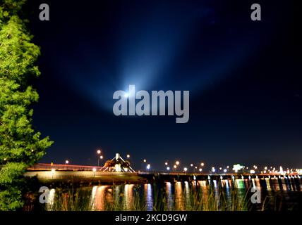 Come visto da Orlando, Florida, un razzo SpaceX Falcon 9 con una capsula Dragon dell'equipaggio si dirige in orbita dopo essersi sollevato dal pad 39A al Kennedy Space Center il 23 aprile 2021 a Cape Canaveral, Florida. La missione Crew-2 porterà quattro astronauti alla Stazione spaziale Internazionale. (Foto di Paul Hennessy/NurPhoto) Foto Stock