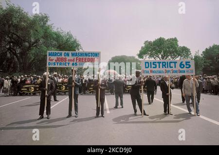 Agosto 28, 1963 - dimostranti che trasportano District 65 segno a marzo su Washington. Foto Stock