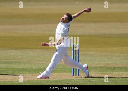 Sam Conners of Derbyshire bowling durante il LV= Insurance County Championship match tra Durham County Cricket Club e Derbyshire County Cricket Club a Emirates Riverside, Chester le Street giovedì 22nd aprile 2021. (Foto di Mark Fletcher/MI News/NurPhoto) Foto Stock