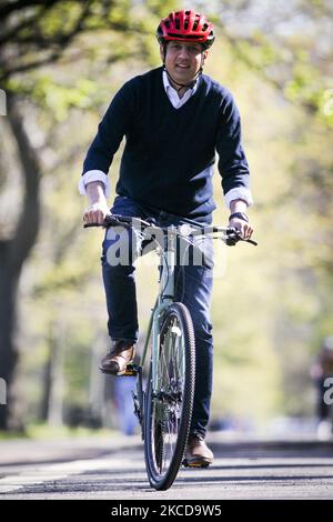 Anas Sarwar, leader del lavoro scozzese, ha fatto campagne per le imminenti elezioni scozzesi visitando una cooperativa di biciclette il 23 aprile 2021 a Edimburgo, Scozia. La Scozia si reca ai poli il 6th maggio per eleggere 129 MSP al Parlamento scozzese. (Foto di Ewan Bootman/NurPhoto) Foto Stock