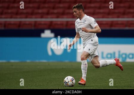 Sergio Gomez di Huesca corre con la palla durante la partita la Liga Santander tra Atletico de Madrid e SD Huesca a Estadio Wanda Metropolitano il 22 aprile 2021 a Madrid, Spagna. Gli stadi sportivi in tutta la Spagna restano sotto le restrizioni rigorose a causa del Coronavirus Pandemic come le leggi di distensione sociale del governo vietano ai fan all'interno dei locali, con conseguente gioco a porte chiuse. (Foto di Jose Breton/Pics Action/NurPhoto) Foto Stock