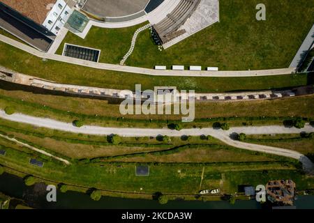 Vista sui droni della città medievale fortificata Cittadella, in provincia di Padova. Cittadella è l'unica città fortificata in tutta Europa ad avere un sentiero medievale, completamente ellittico, percorribile a piedi Parapect. Le mura possono essere visitate con una passeggiata panoramica a 15 metri di altezza. A causa della pandemia di coronavirus, la passeggiata delle pareti è chiusa. (Foto di Manuel Romano/NurPhoto) Foto Stock