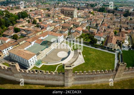 Vista sui droni della città medievale fortificata Cittadella, in provincia di Padova. Cittadella è l'unica città fortificata in tutta Europa ad avere un sentiero medievale, completamente ellittico, percorribile a piedi Parapect. Le mura possono essere visitate con una passeggiata panoramica a 15 metri di altezza. A causa della pandemia di coronavirus, la passeggiata delle pareti è chiusa. (Foto di Manuel Romano/NurPhoto) Foto Stock